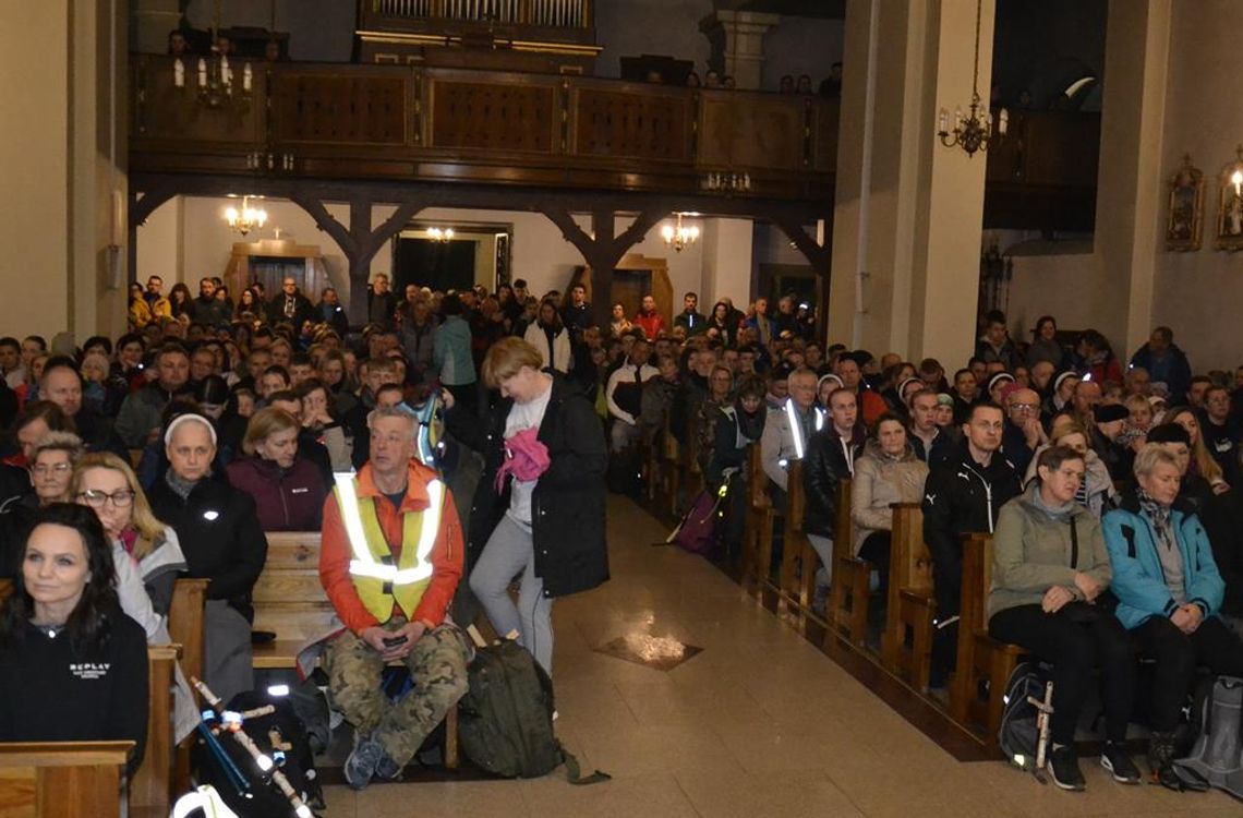 Nocna wędrówka wiary: X Ekstremalna Droga Krzyżowa w Dziemianach przyciągnęła setki pątników