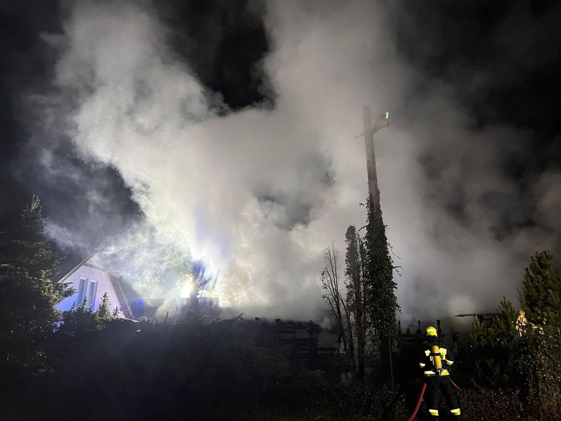 Nocny pożar w Łubianie: Strażacy ratowali dom przed ogniem