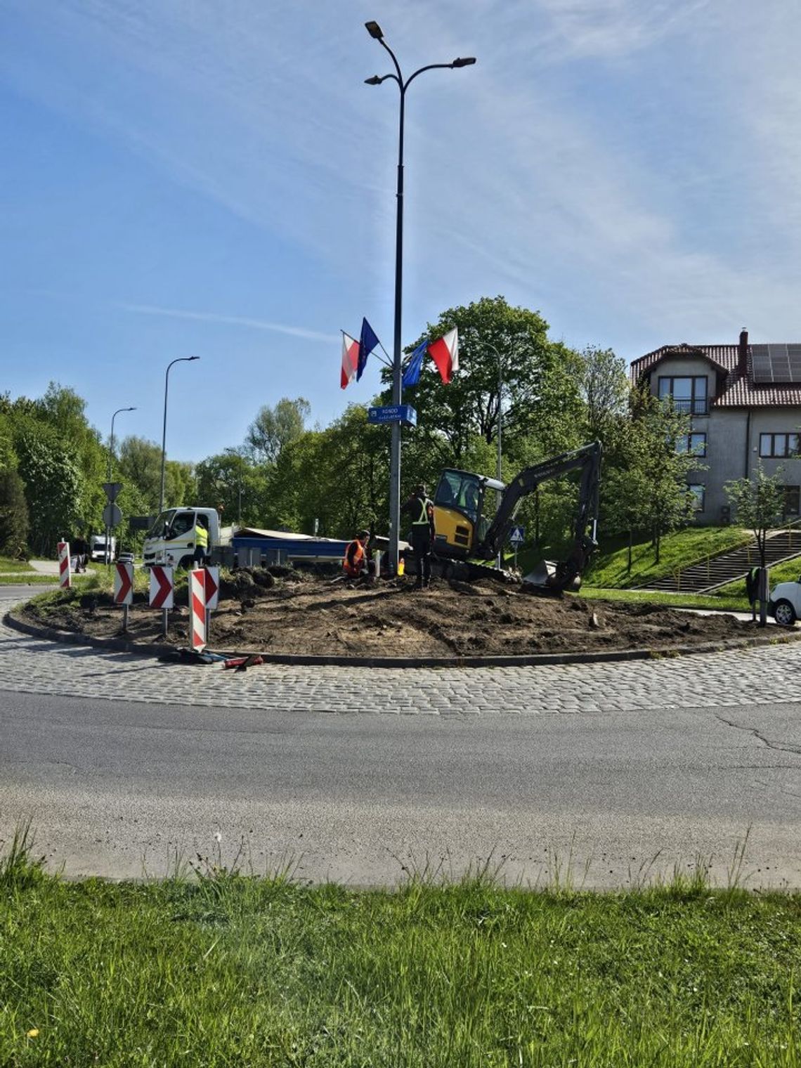 Nowe oblicze Kościerzyny: więcej zieleni na rondach i przy miejskim napisie