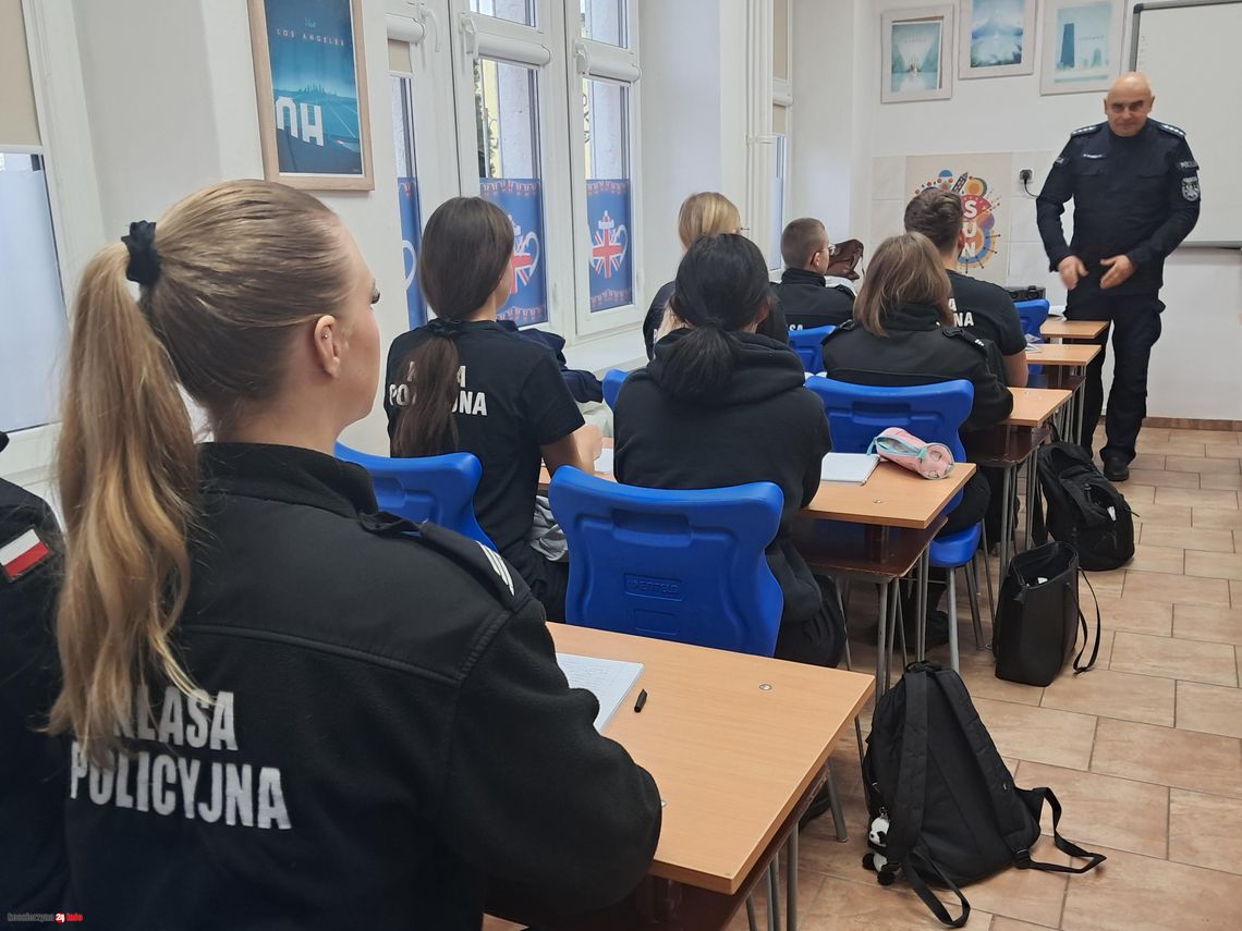 Oferta pracy za granicą może być pułapką. Policjanci ostrzegali uczniów Ekonomika Oferta pracy za granicą może być pułapką. Policjanci ostrzegali uczniów Ekonomika