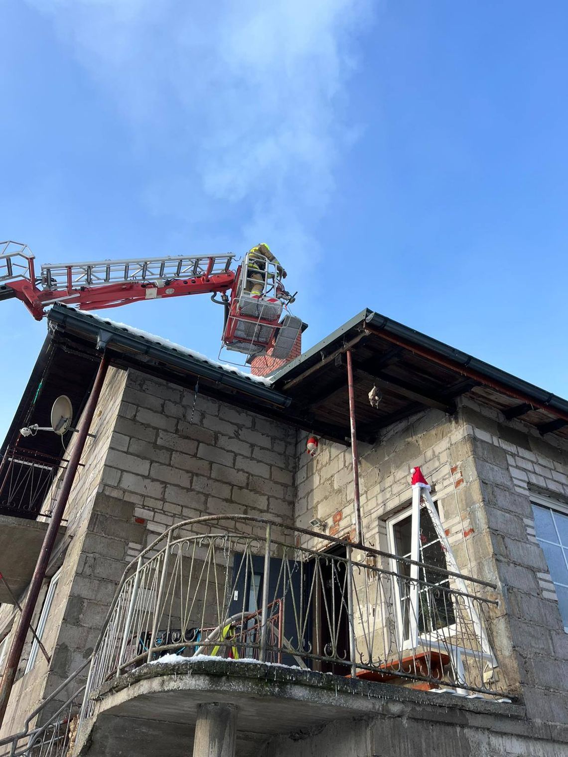 Ogień trawił poddasze domu – szybka akcja strażaków w Starej Kiszewie