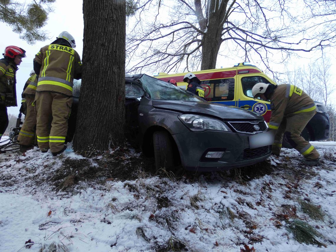 Orle: Wypadek drogowy, pasażerka w szpitalu po uderzeniu auta w drzewo