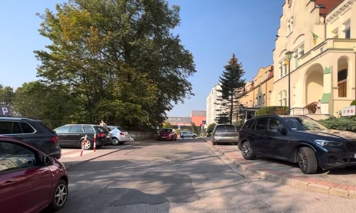 Parking przed starostwem do poprawy? Radni domagają się zmian