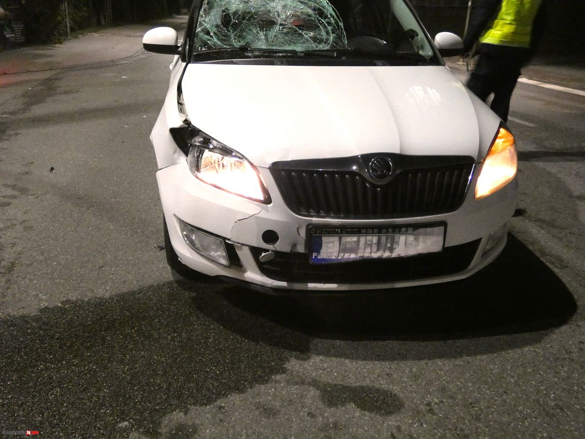 Pijany 16-latek na hulajnodze wjechał w bok Skody. On i pasażerka w szpitalu