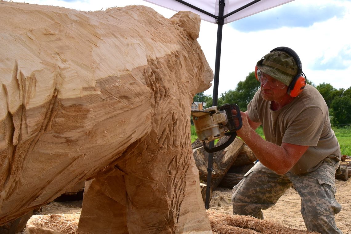 Pokaz rzeźby w drewnie na Rynku Pokaz rzeźby w drewnie na Rynku