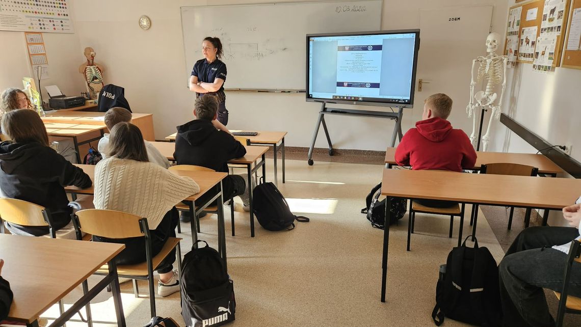 Policja w szkołach w Wielkim Podlesiu i Dziemianach. Koniec z hejtem w sieci?