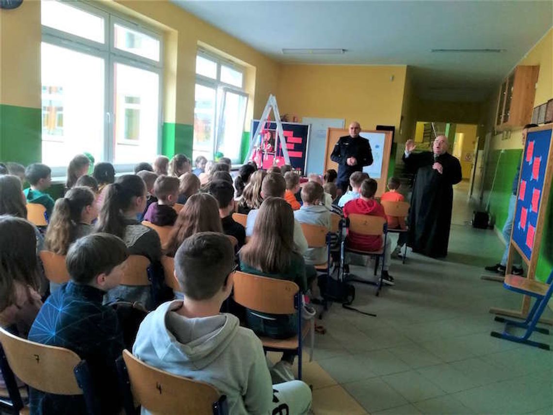 Policjanci spotkali się z uczniami podczas rekolekcji wielkopostnych Policjanci spotkali się z uczniami podczas rekolekcji wielkopostnych