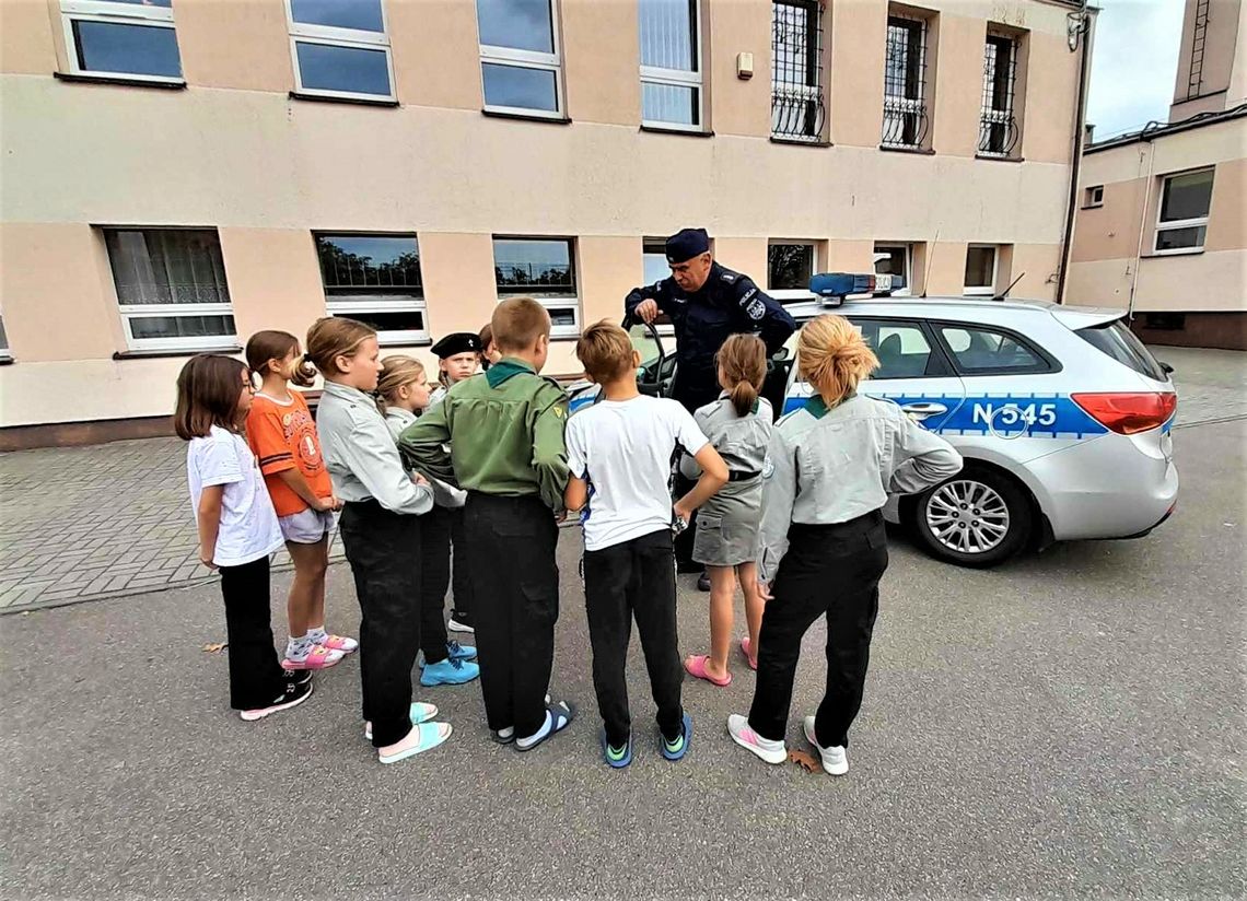 Policjanci z Kościerzyny uczą młodzież, jak być bezpiecznym w codziennym życiu