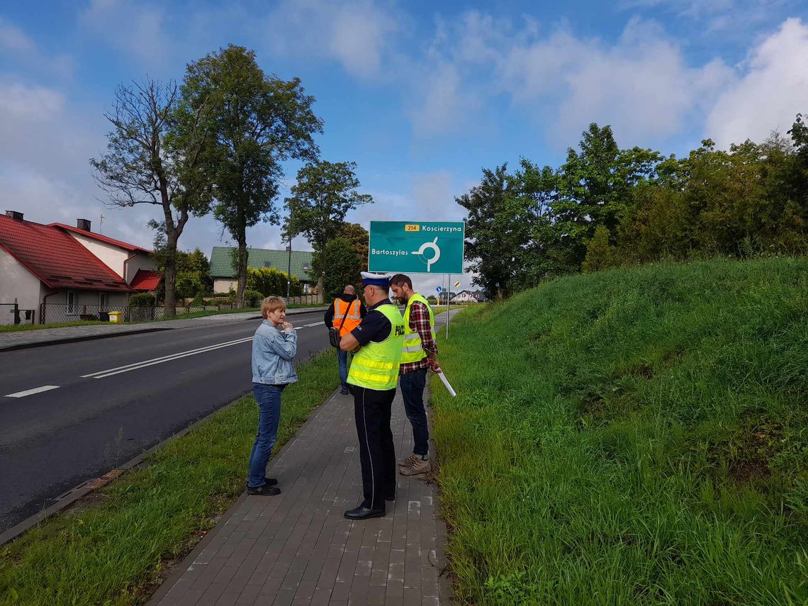 Policjanci z Kościerzyny uczestniczyli w odbiorze nowego ronda w Starej Kiszewie