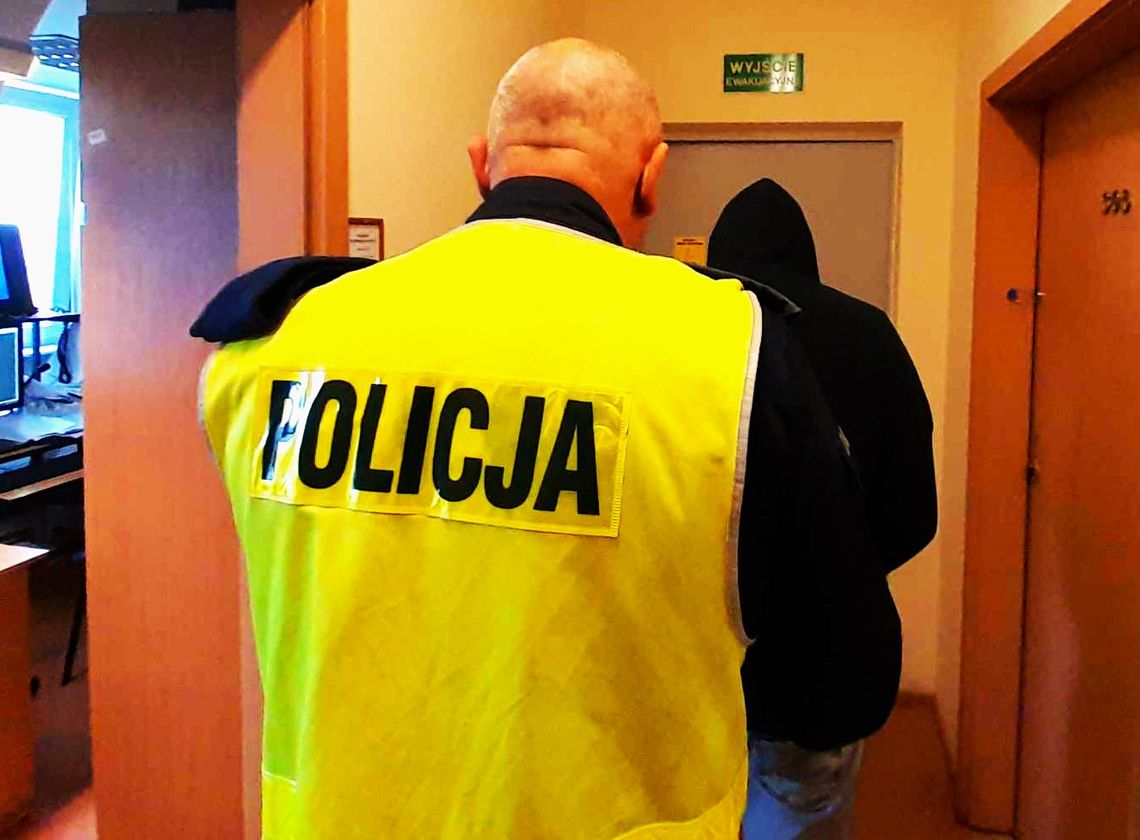 Policjanci zatrzymali mężczyznę, który zniszczył domofon