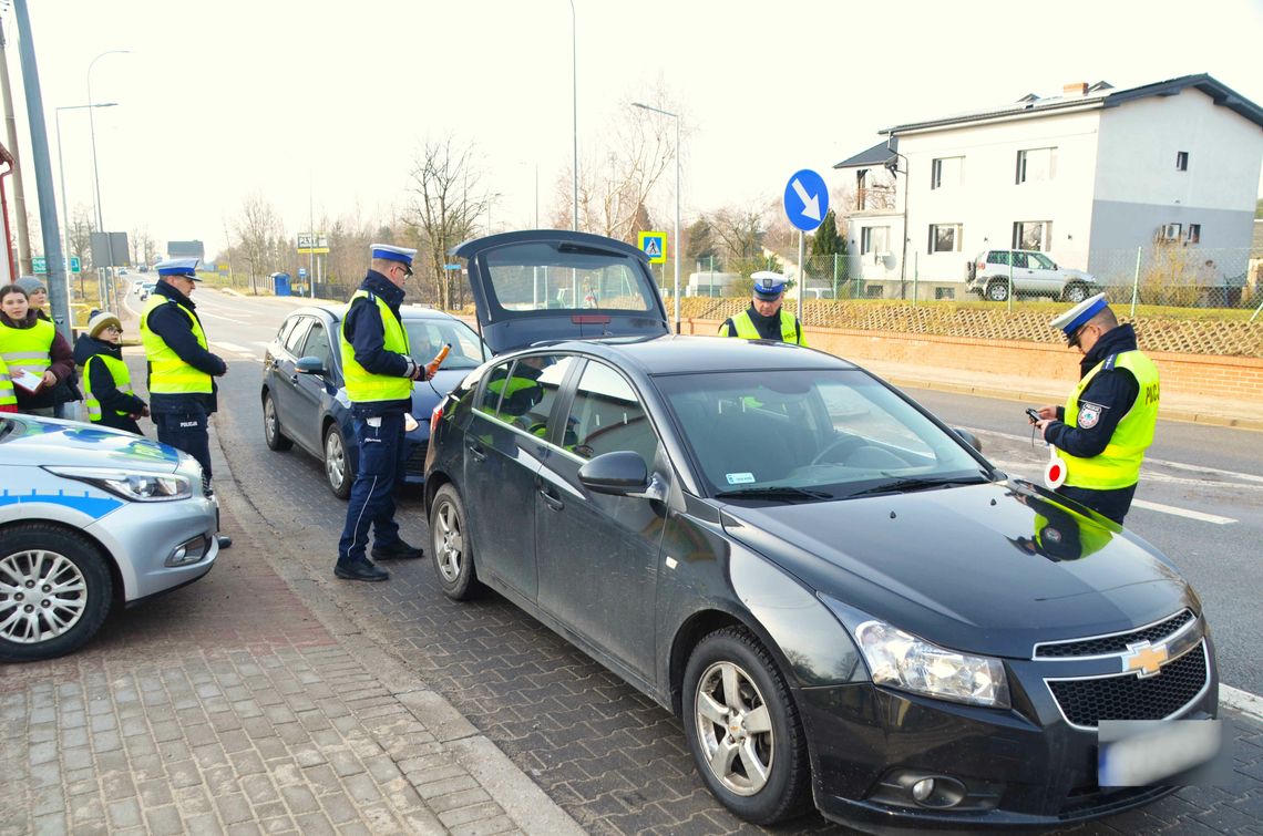 Policjanci zatrzymywali kierowców i wręczali...upominki