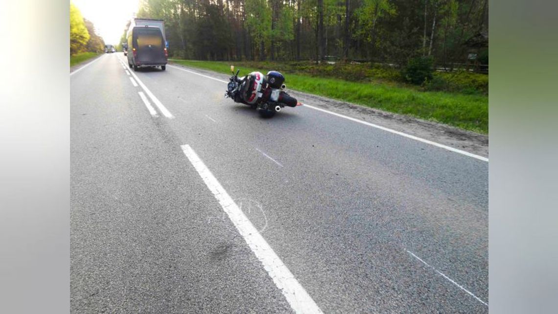 Poranny wypadek na DK20: Motocyklista w szpitalu po zderzeniu z busem