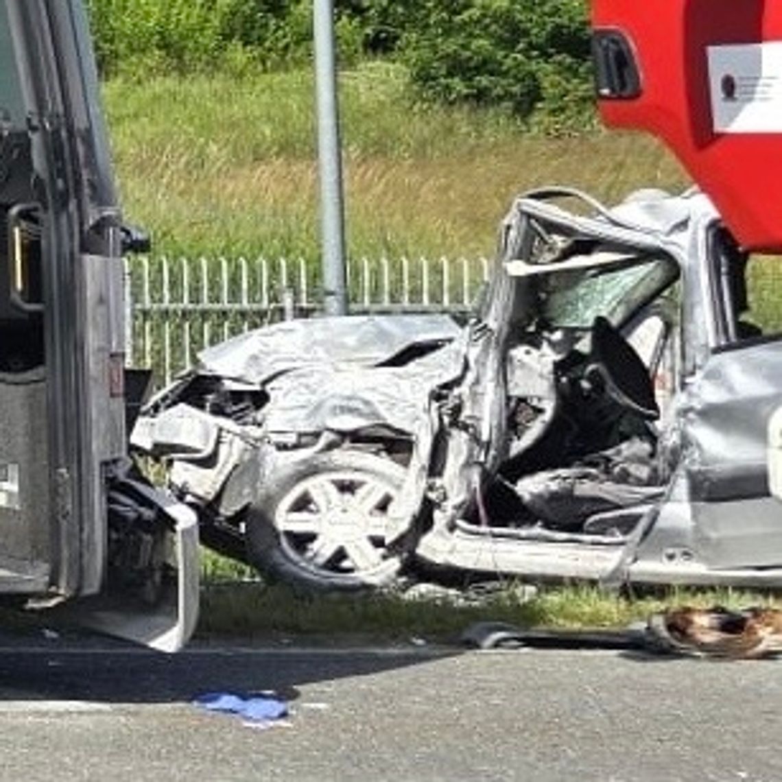 Poważny wypadek w Dębógórach: zderzenie Dacii Logan z autobusem