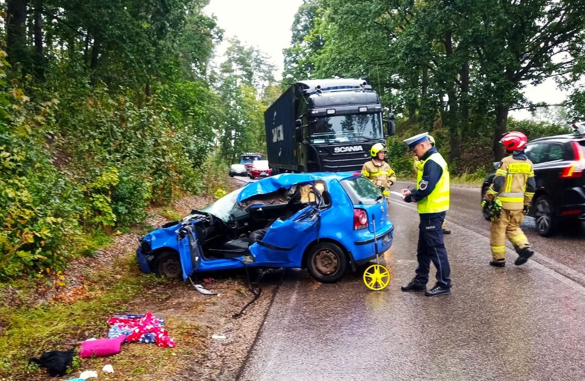 Poważny wypadek w Dziemianach - zderzenie ciężarówki z osobówką