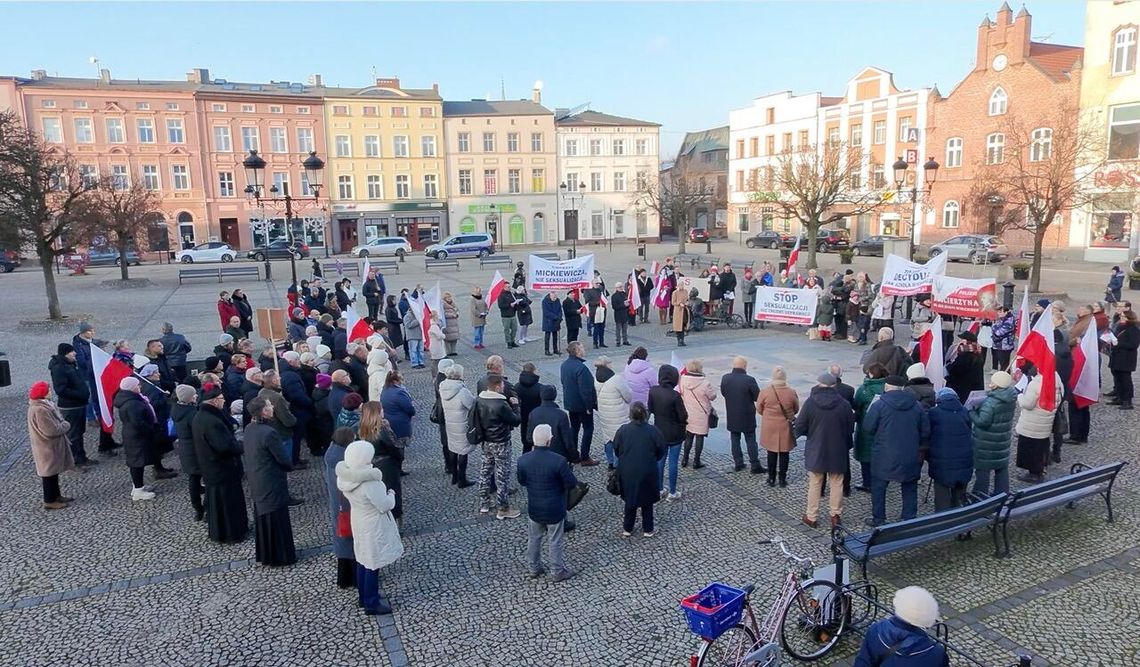 Protest w Kościerzynie: Rodzice przeciwko "edukacji zdrowotnej" w szkołach