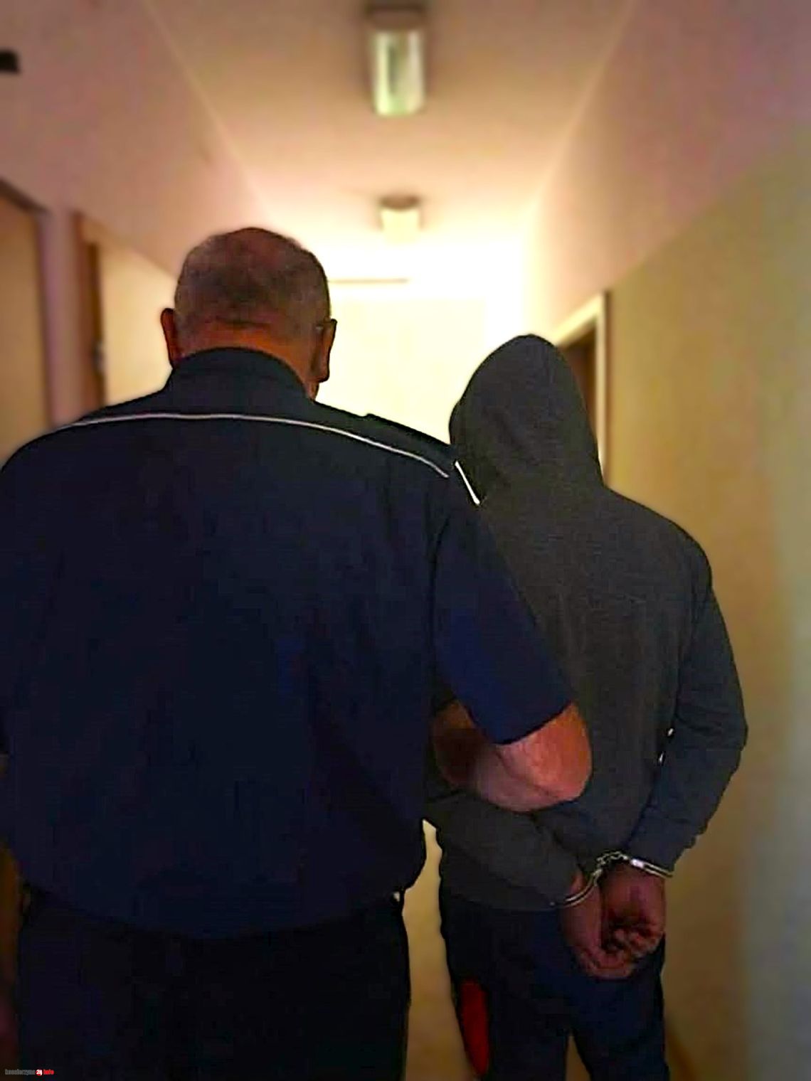 Rok więzienia za oszustwa. Poszukiwany 19-latek zatrzymany w centrum Kościerzyny Rok więzienia za oszustwa. Poszukiwany 19-latek zatrzymany w centrum Kościerzyny