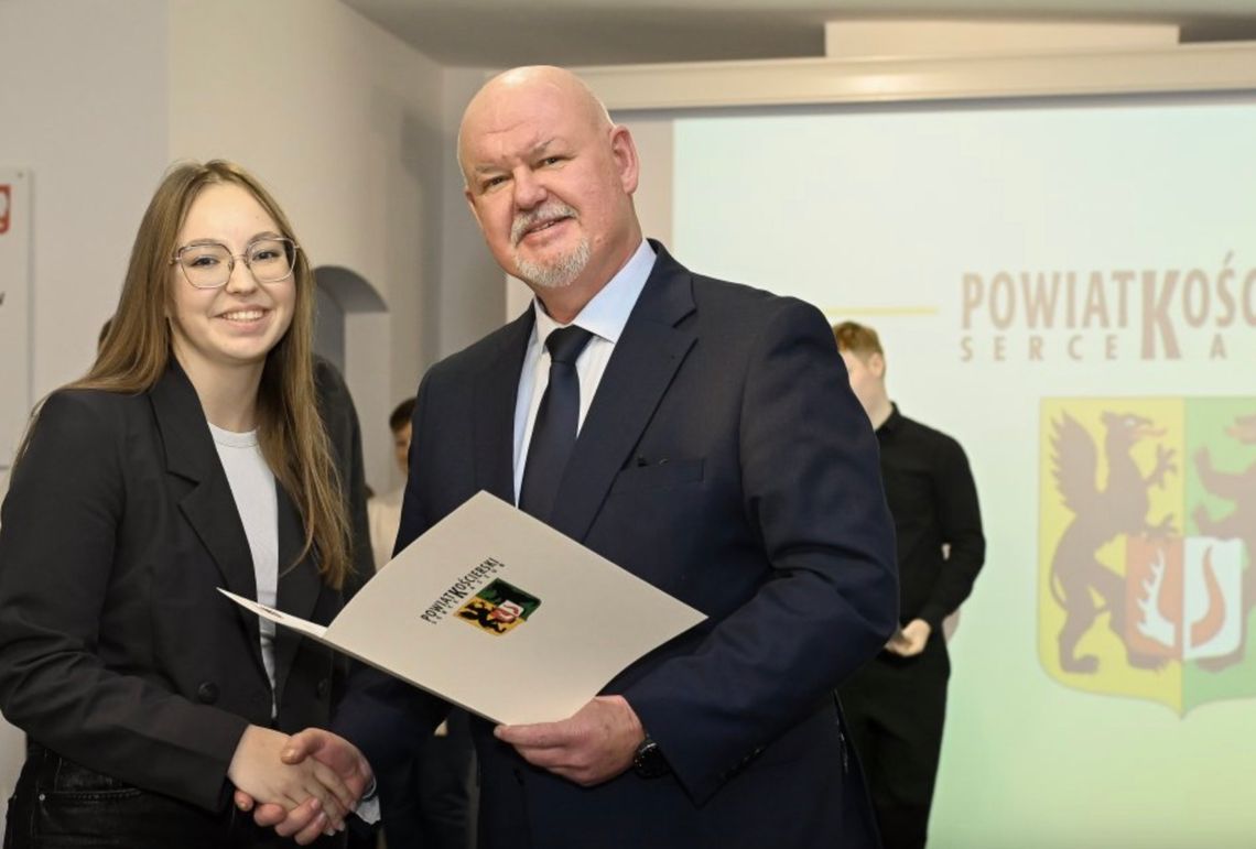 Starosta Kościerski Grzegorz Zabrocki wręcza stypendia i nagrody najzdolniejszym uczniom podczas uroczystości w PZS nr 1 w Kościerzynie, 24 października 2025 roku