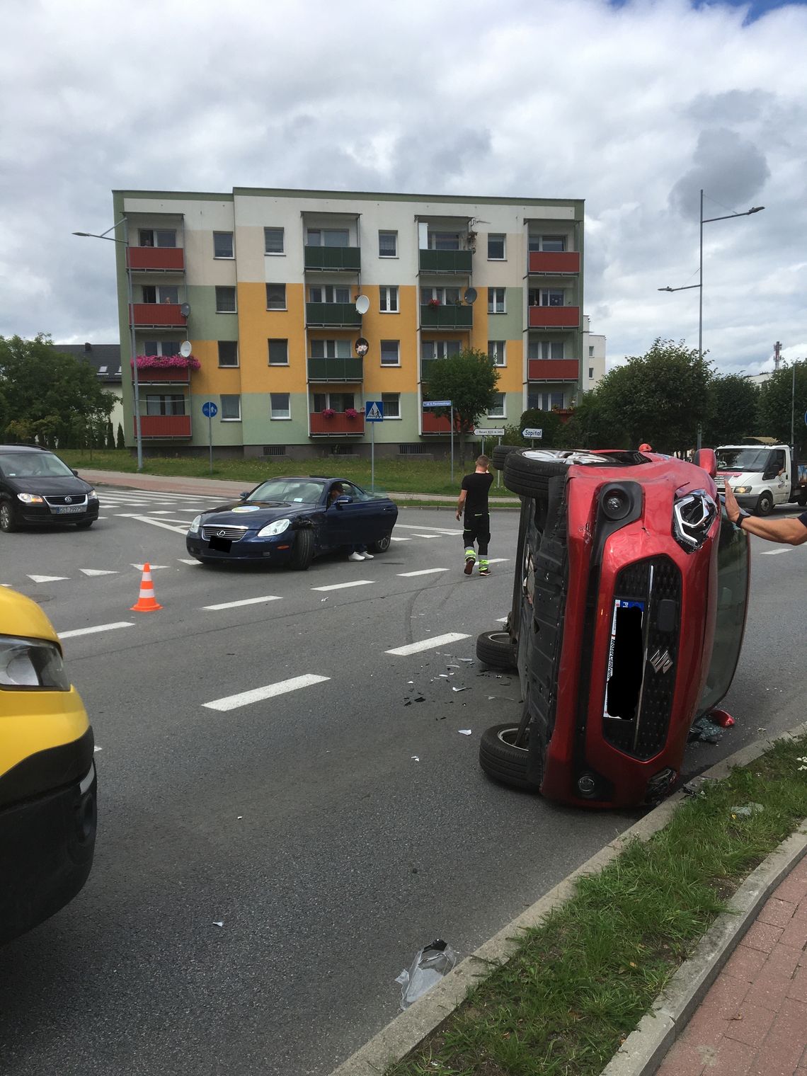 Samochód przewrócił się w wyniku uderzenia