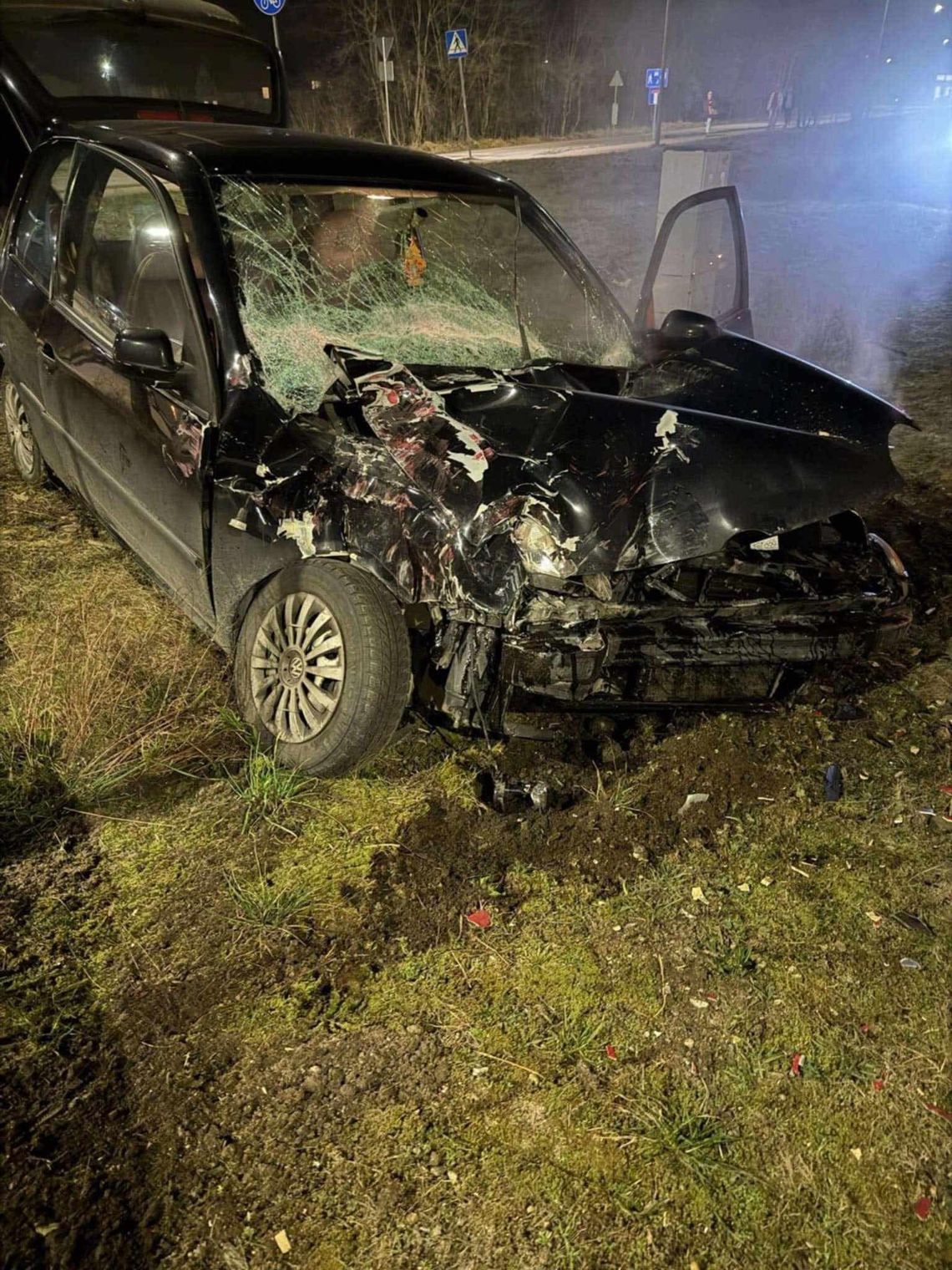 Samochód wjechał pod pociąg w Łubianie! Kierowca trafił do szpitala