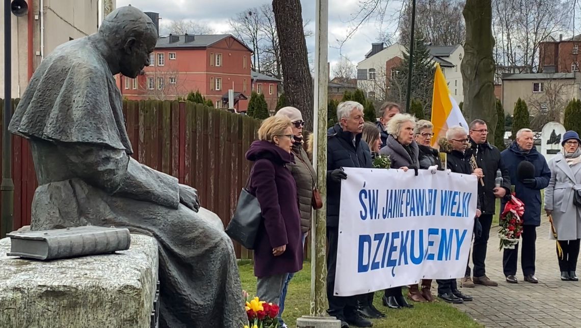 Setki osób na marszu w obronie papieża