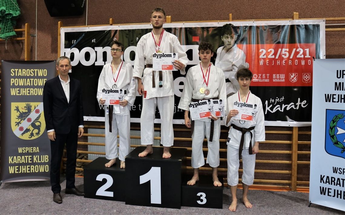 Siedem medali kościerskich karateków