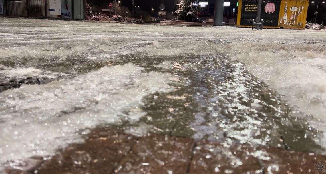 Śliskie drogi i chodniki. IMGW ostrzega mieszkańców Śliskie drogi i chodniki. IMGW ostrzega mieszkańców