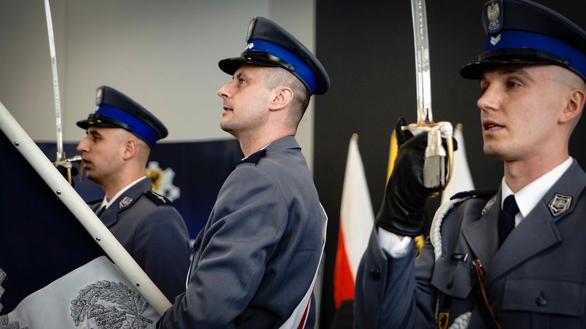 Ślubowanie nowych policjantów i wręczenie odznaczeń