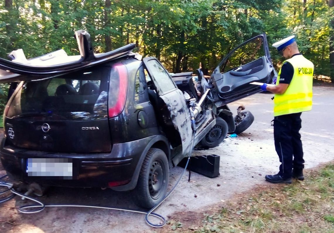 Tragiczny wypadek w Rotembarku: 18-latek zginął po zderzeniu z drzewem