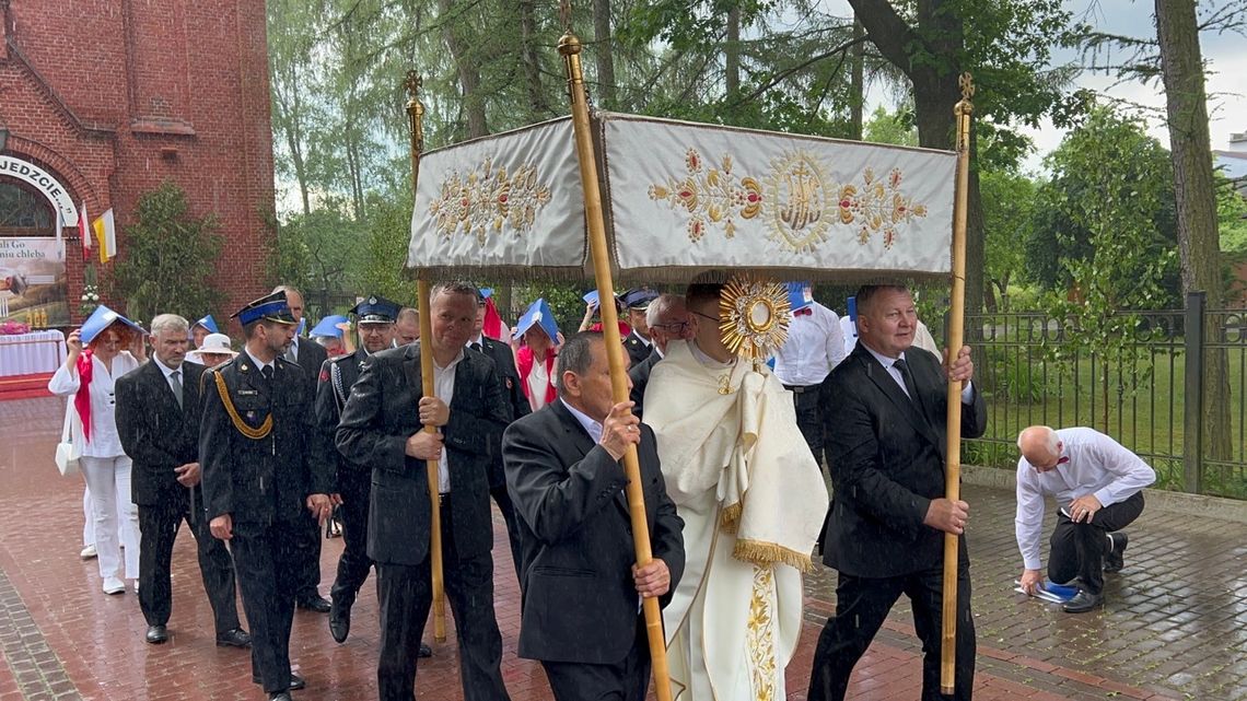 Tysiące wiernych na procesji Bożego Ciała