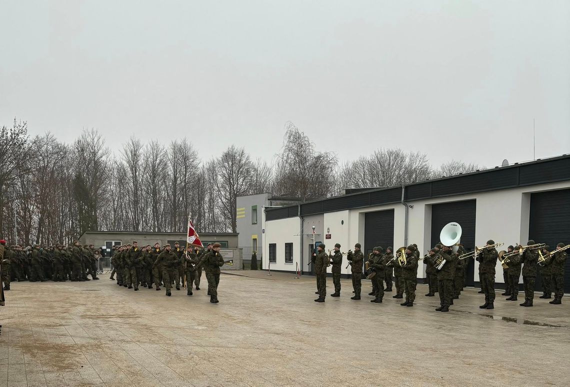 Uroczyste otwarcie koszar WOT. 52 żołnierzy złożyło przysięgę