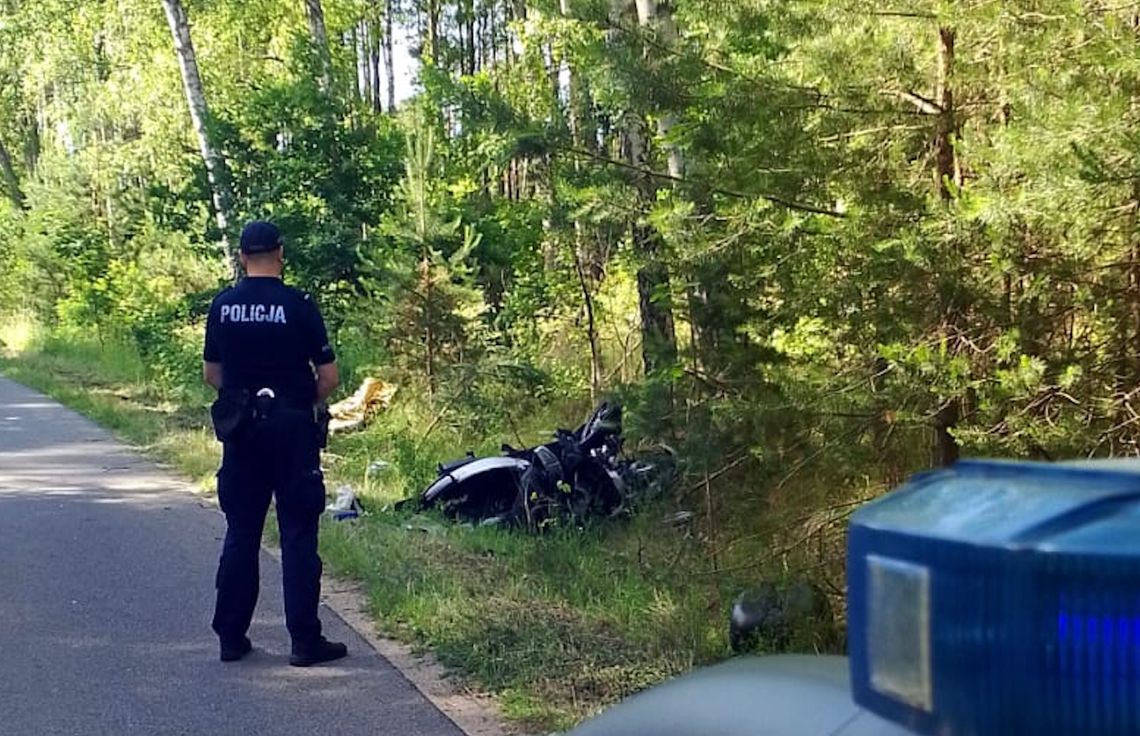 Wypadek motocyklisty. Piaggio uderzyło w drzewo, kierowca w szpitalu