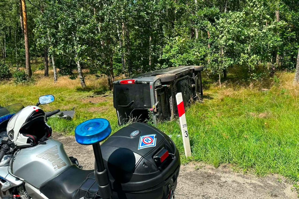 Wypadek na DK20 w gminie Kościerzyna. Dostawczy Opel wylądował w przydrożnym rowie Wypadek na DK20 w gminie Kościerzyna. Dostawczy Opel wylądował w przydrożnym rowie