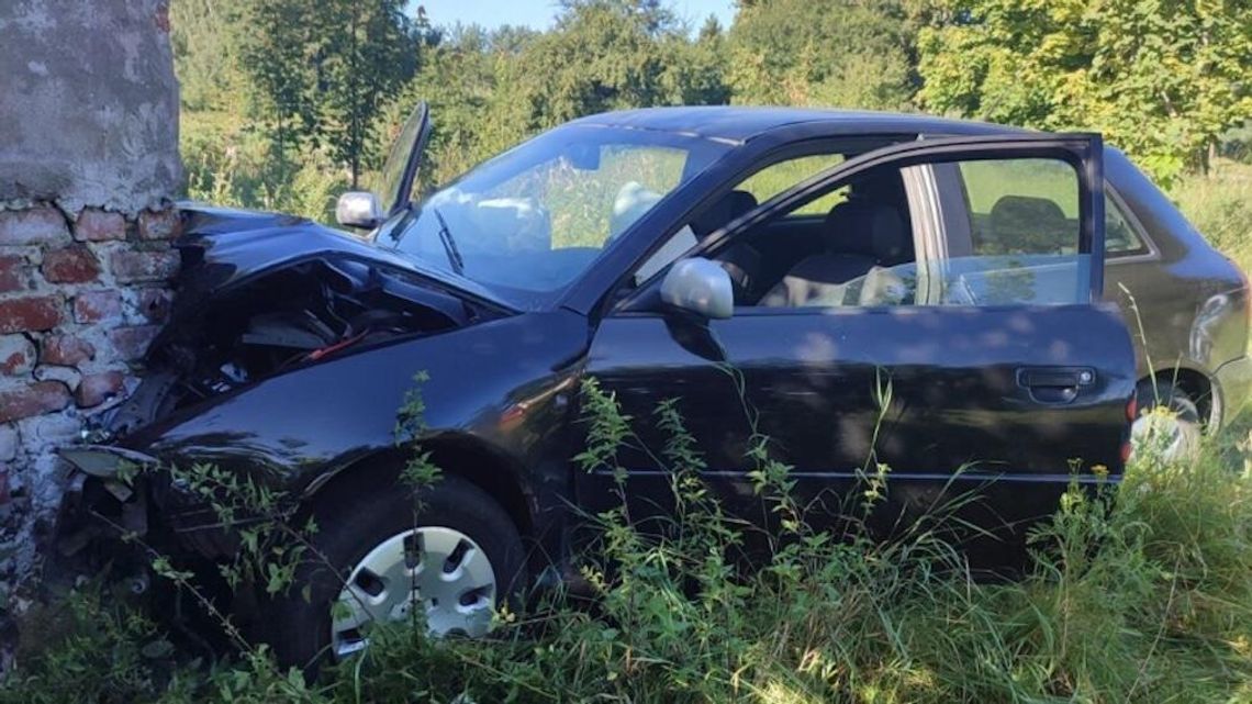 Wypadek w Grabowie Kościerskim: Samochód osobowy wjechał w pustostan, kierowca poszukiwany