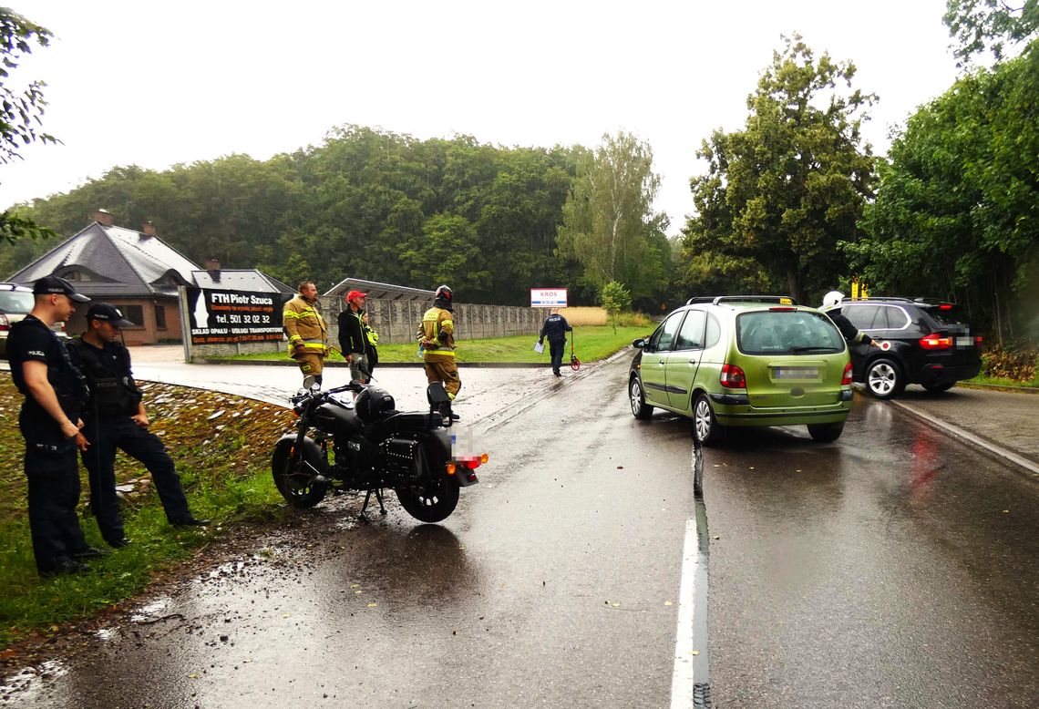 Wypadek w Nowej Karczmie: Samochód zderzył się z motocyklem, ranny motocyklista w szpitalu