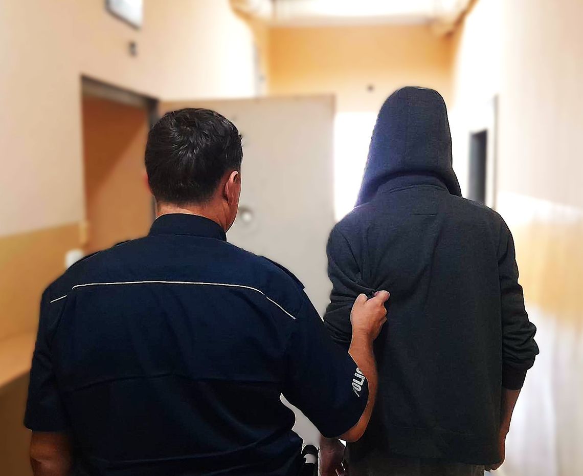 Wypłacał pieniądze z konta, a następnie odkładał kartę do portfela właściciela Wypłacał pieniądze z konta, a następnie odkładał kartę do portfela właściciela