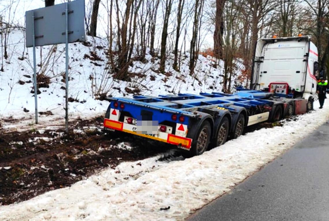 Zderzenie VW Golfa z ciężarówką w Grabowie Kościerskim – dwie osoby ranne
