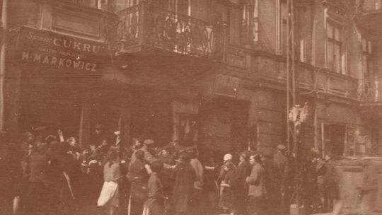 Warszawa, 1920. Kolejka po chleb. Fot. Instytutu Józefa Piłsudskiego w Londynie / Ośrodek KARTA