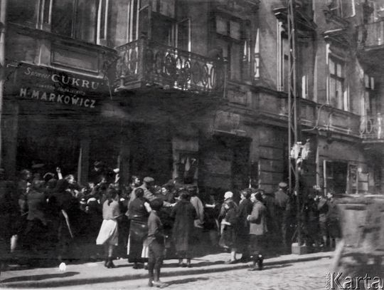 Warszawa, 1920. Kolejka po chleb. Fot. Instytutu Józefa Piłsudskiego w Londynie / Ośrodek KARTA