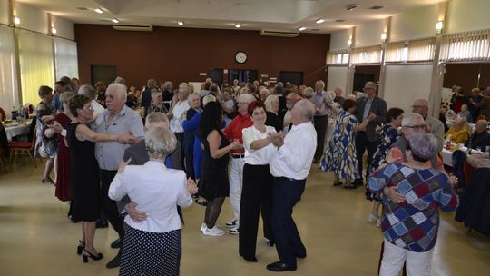 Bal Emeryta w Dziemianach. Tłumy gości i orkiestra